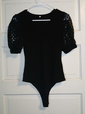 Women’s Black Lace Puff Sleeve Bodysuit Size L V-Neck Stretch Rayon Blend